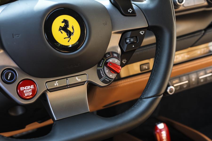 Детали интерьера Ferrari F8 Tributo 2019 года  (фото 33 из 52)